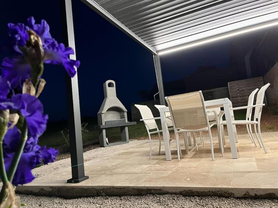 Gite La Bergerie, Piscine Chauffee, Couzon Exterior foto
